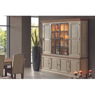 Vaisselier en bois massif et éclairage led pour une salle à manger authentique et durable.