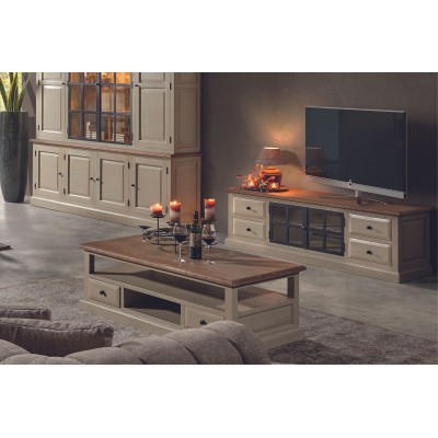 Table basse en bois au style cottage authentique pour un salon chaleureux.