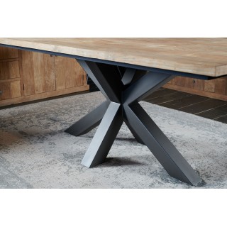 Table rectangulaire en teck recyclé pour 10 personnes avec son piétement central métallique noir en étoile