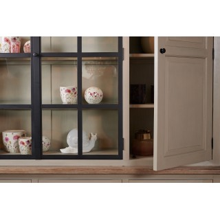 Vaisselier en bois massif et éclairage led pour une salle à manger authentique et durable.