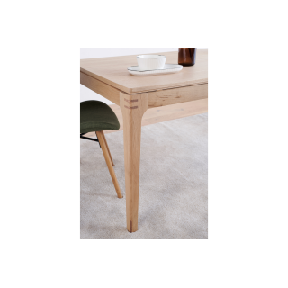 Table design avec pieds fuselés et angles arrondis