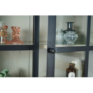 Un buffet haut au charme authentique fabriqué en bois massif et portes vitrées atelier noir.