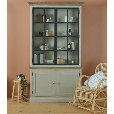 Un buffet haut au charme authentique fabriqué en bois massif et portes vitrées atelier noir.