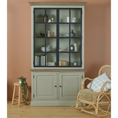 Un buffet haut au charme authentique fabriqué en bois massif et portes vitrées atelier noir.