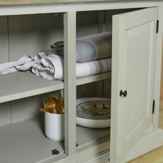 Un buffet haut au charme authentique fabriqué en bois massif et portes vitrées atelier noir.