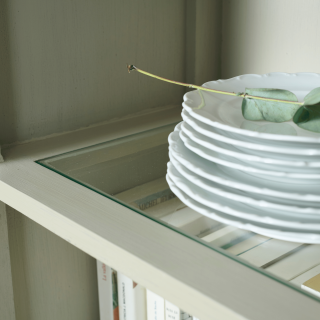 Un buffet haut au charme authentique fabriqué en bois massif et portes vitrées atelier noir.