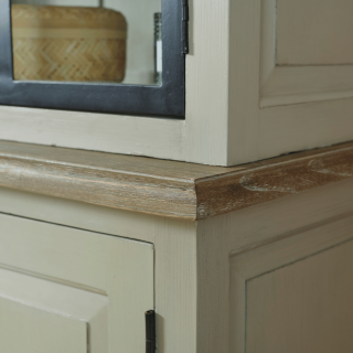 Un buffet haut au charme authentique fabriqué en bois massif et portes vitrées atelier noir.