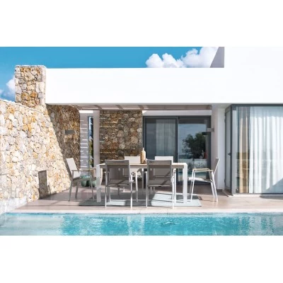 Chaises de jardin empilables en aluminium et accoudoirs en bois (lot de 4) KERVER - HELLIN