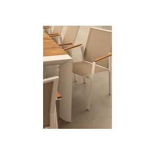 Chaises de jardin empilables en aluminium et accoudoirs en bois (lot de 4) KERVER - HELLIN