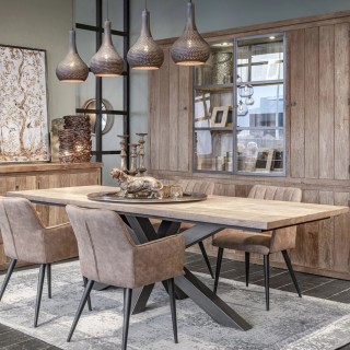 Table rectangulaire en teck recyclé pour 10 personnes avec son piétement central métallique noir en étoile