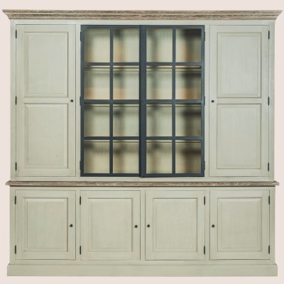 Vaisselier en bois massif et éclairage led pour une salle à manger authentique et durable.