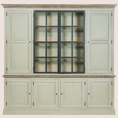 Vaisselier en bois massif et éclairage led pour une salle à manger authentique et durable.