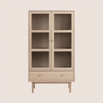 Vitrine scandinave en chêne blanchie 2 portes vitrées et 1 tiroir ASHLEY - HELLIN