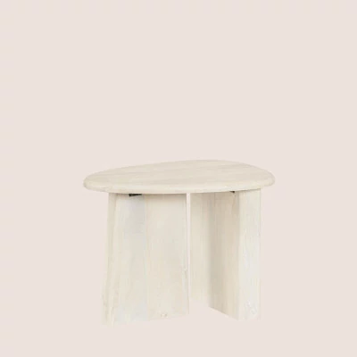 Table basse de salon triangulaire forme galet en bois de manguier L60 JUAREZ - HELLIN