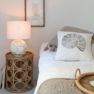 Bout de canapé rond sculpté en bois CAHUITA - HELLIN