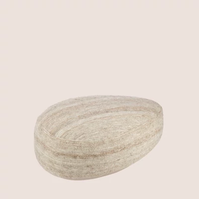Pouf en forme de galet tissé en laine beige L90 - HELLIN