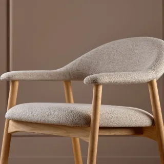 Fauteuil avec accoudoirs en chêne et tissu bouclette beige ELYA - HELLIN