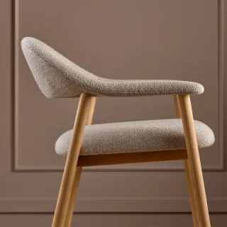 Fauteuil avec accoudoirs en chêne et tissu bouclette beige ELYA - HELLIN