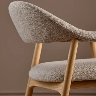 Fauteuil avec accoudoirs en chêne et tissu bouclette beige ELYA - HELLIN