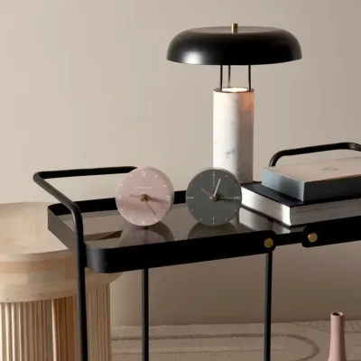 Luminaire à poser en marbre blanc et abat jour métallique noire SNOOP - HELLIN