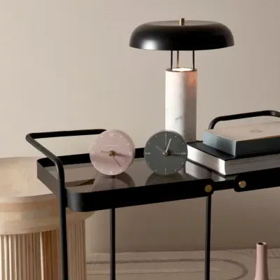 Luminaire à poser en marbre blanc et abat jour métallique noire SNOOP - HELLIN