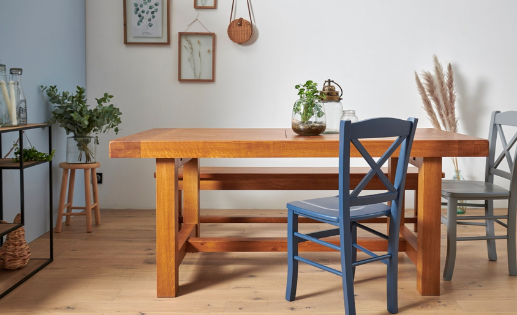 table de ferme avec chaises dépareillées