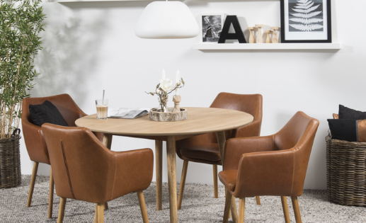 table ronde en bois avec chaises en cuir