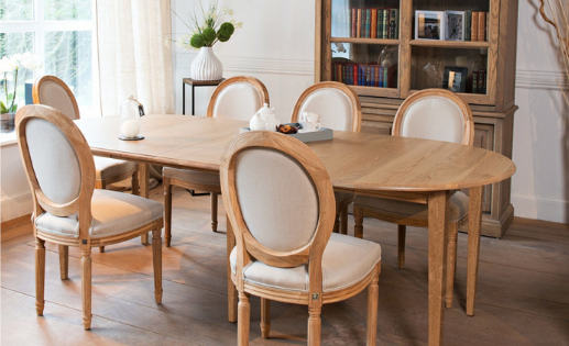 table en bois et chaises médaillons