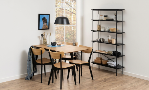 table rectangulaire en bois naturel et noir et chaises assorties