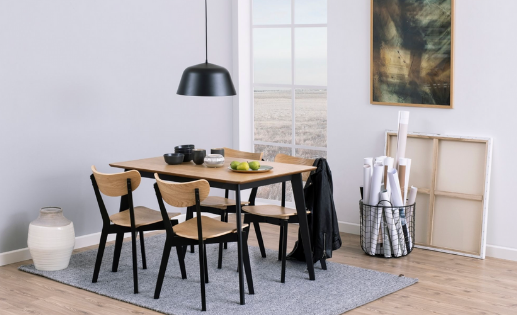 table rectangulaire en bois et chaises