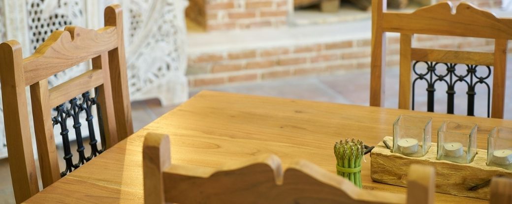 table et chaise en bois